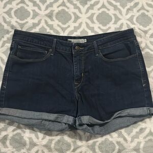 Woman’s size 33 Levi’s Jean shorts (716)